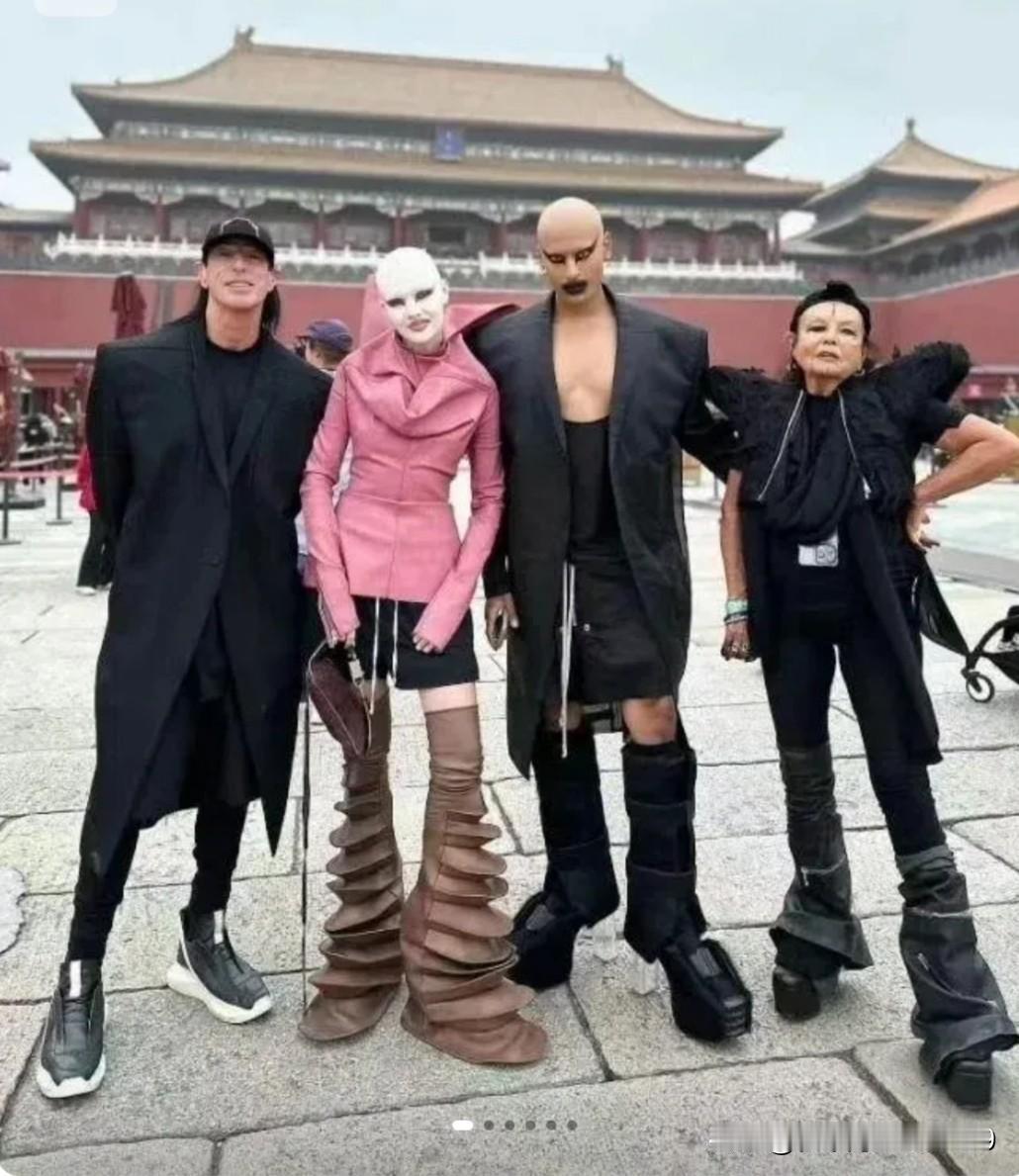 3月14日，有个男扮女装的小伙子想去逛故宫，票都买了。结果被管理人员拦在了门外，