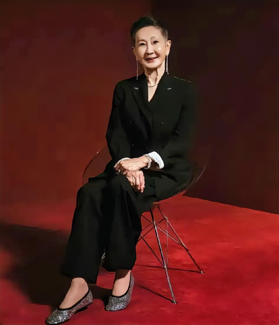 75岁的施南生去世了，她不是死于意外，也不是死于高龄，而是死于我们谁都难以躲