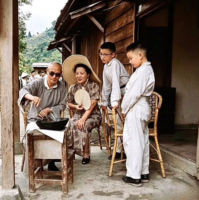 1956年，桃园角板山行馆，蒋介石亲手烹制拿手蛋炒饭，宋美龄坐于一旁，旁观的少年