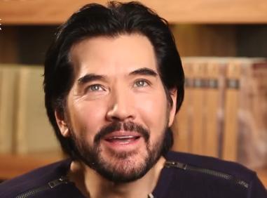 2025年，记者问64岁的费翔：“你帅气又有钱，为什么一直都不结婚？”费翔一脸苦