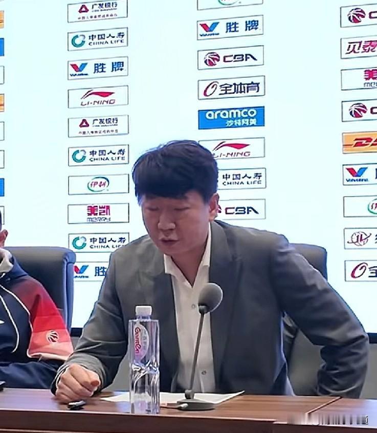 邱彪说你啥好？最近山东高速队让你指挥的不行了。主场都被实力一般的球队绝杀了。你还