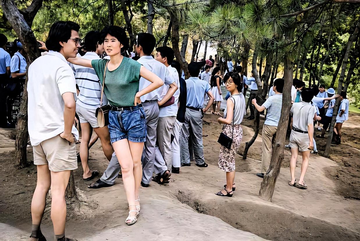 1985年夏天，一位从事摄影的朋友在北京的一处公园拍摄作品。那时，他用的是富士胶