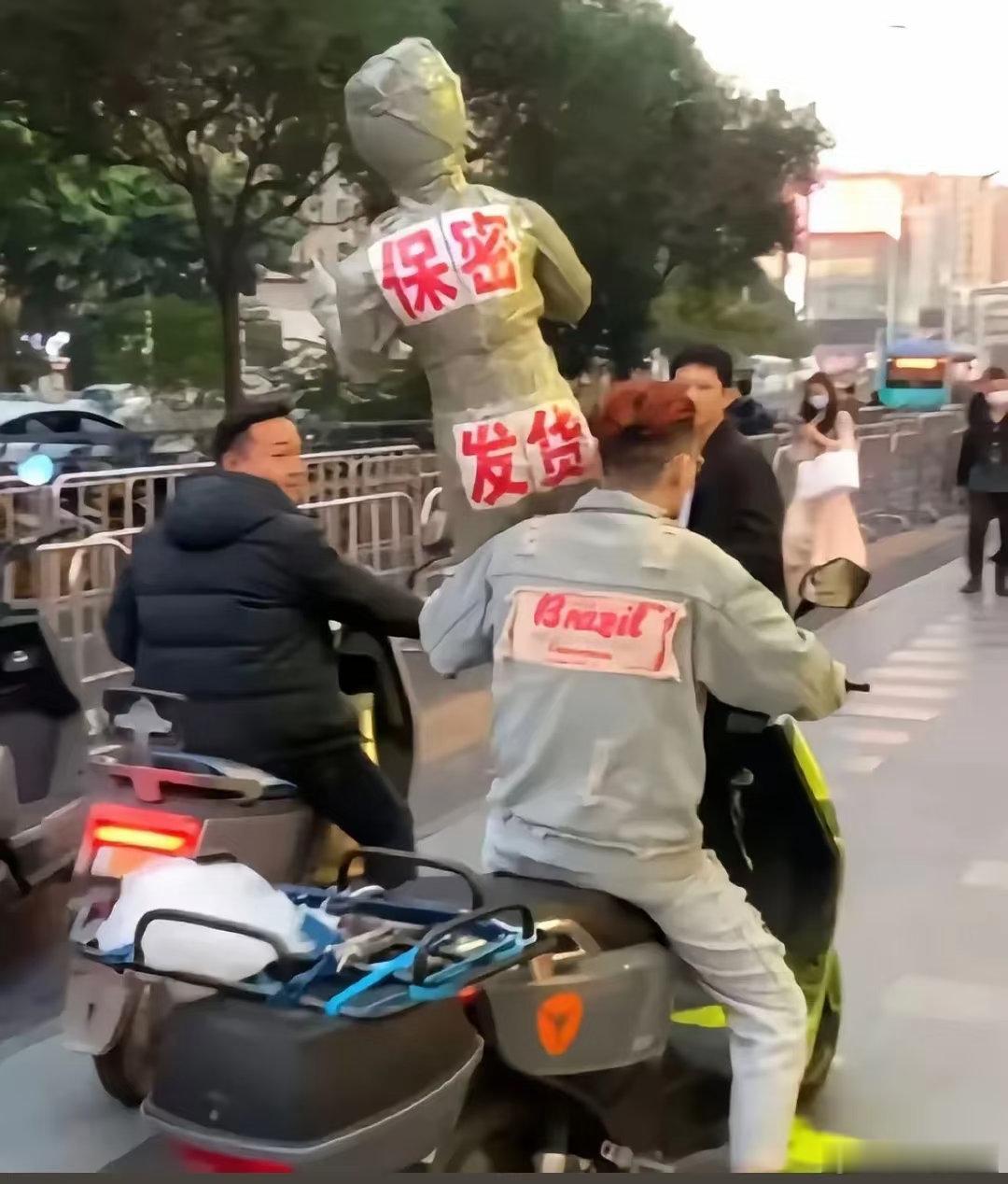 确实挺保密的，完全看不到里面是什么东西。iPhone用户的崩溃瞬间