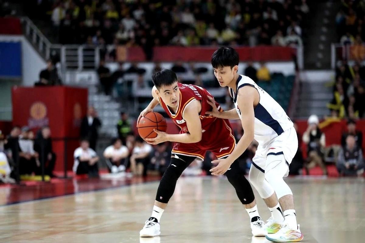 新外援到了，人是在太原，但打广东的飞机，他没上。就这么个事儿。所以别聊什么奇