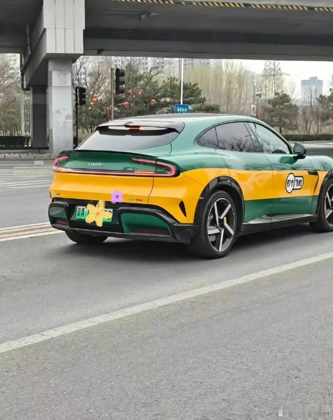 大v聊车网友把小米YU7改成出租车配色，还是挺有个性的