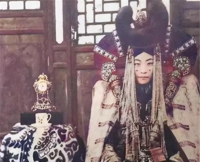1938年5月，斯大林一声令下处决了外蒙古的末代皇后格嫩皮勒。没想到在面对死亡之