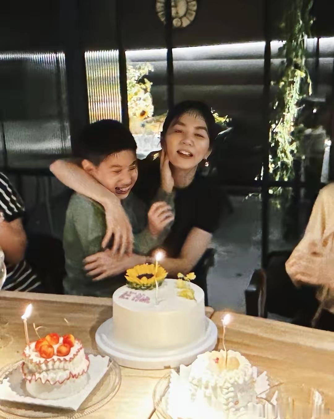 陈嘉桦Ella过45岁生日，好姐妹和家人陪伴，她太幸福了！有一说一，她是最聪明务