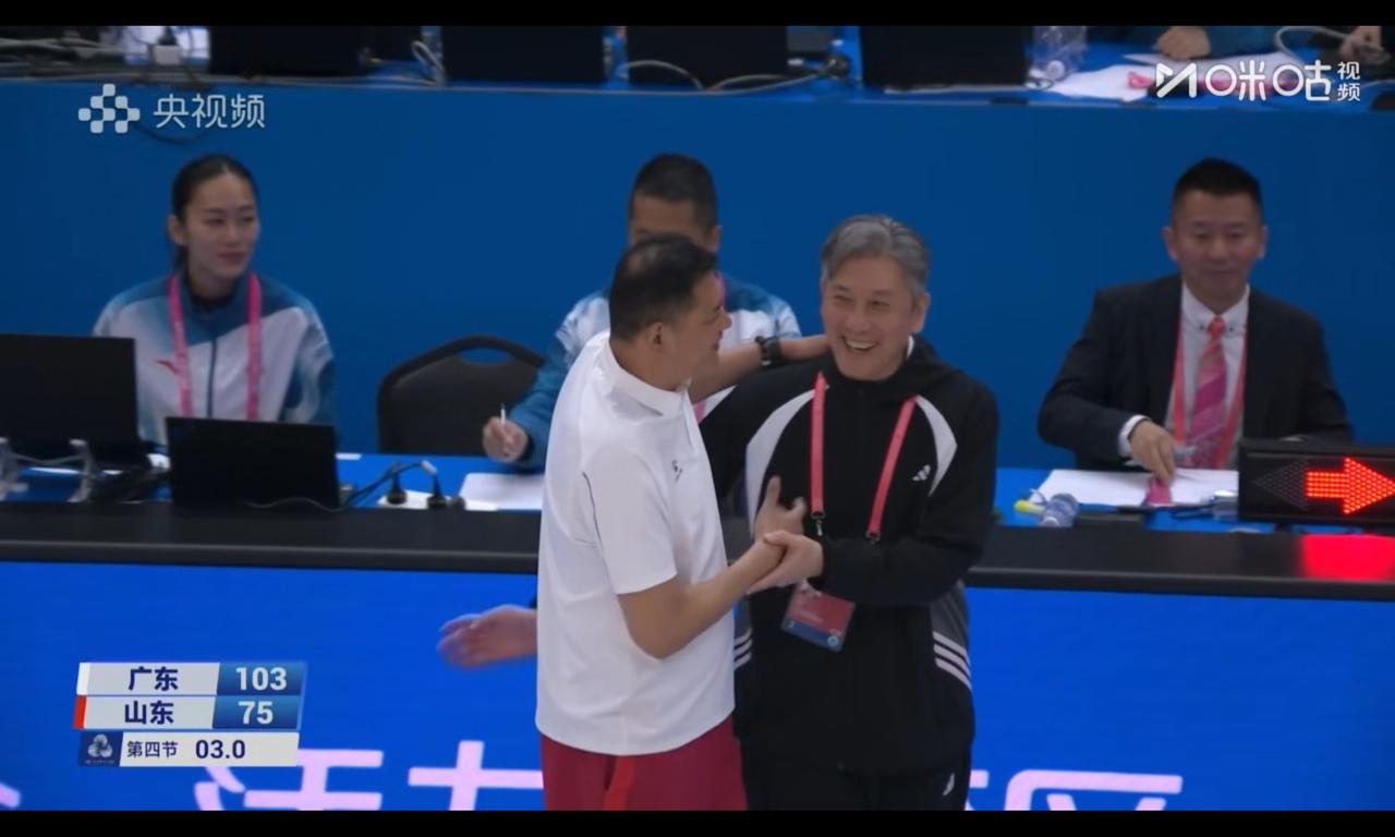 两个“逍遥王”执教比烂，不能都怪球员，指挥和组队就不应该细腻吗？都说巩晓彬是