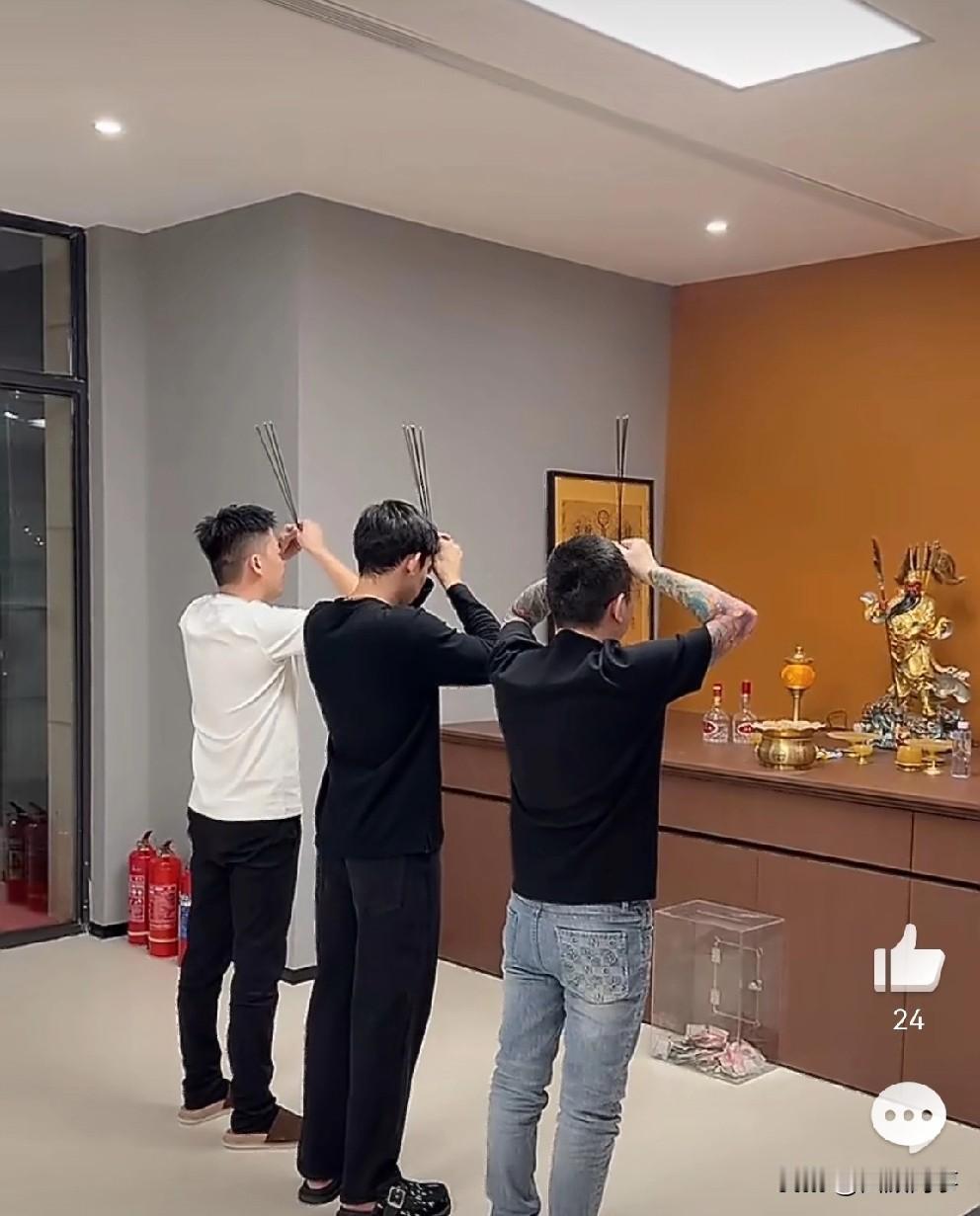 T佑讲述昨晚磕头拜把子事件，昨晚喝酒喝的把十年的情感催发出来了，但是给他整挺尴尬