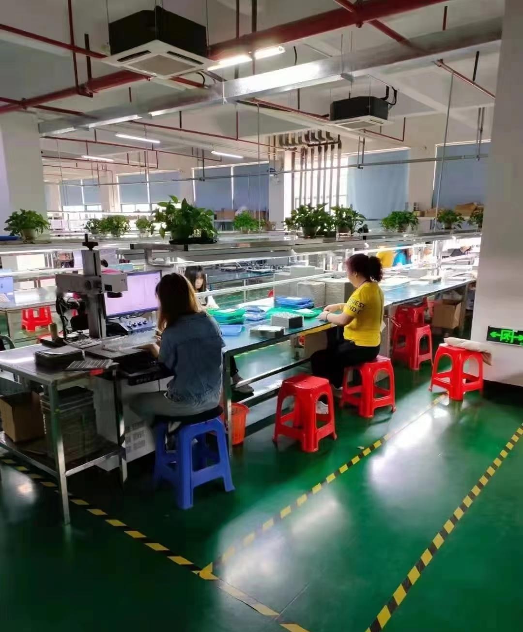 来了一大学生来我公司当储备干部，一月工资5000元，每月休两天及每天上10小时，