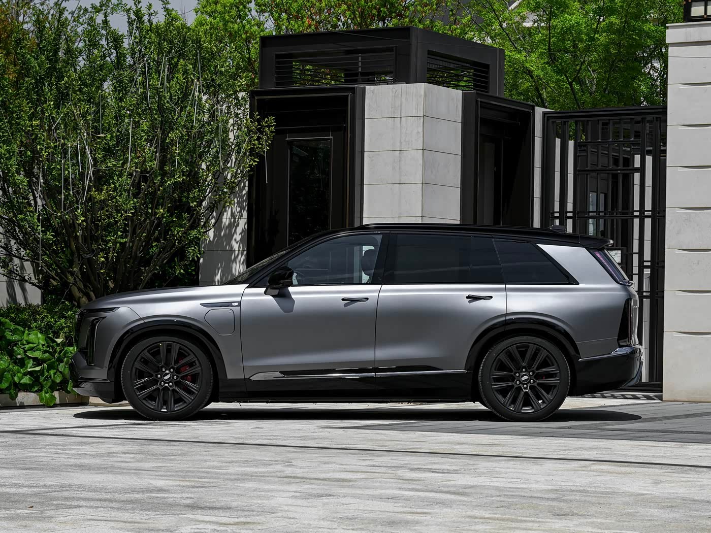 新车凯迪拉克凯威德，确实名字和样子都很像凯雷德，非常漂亮，比国产车好看不少，但