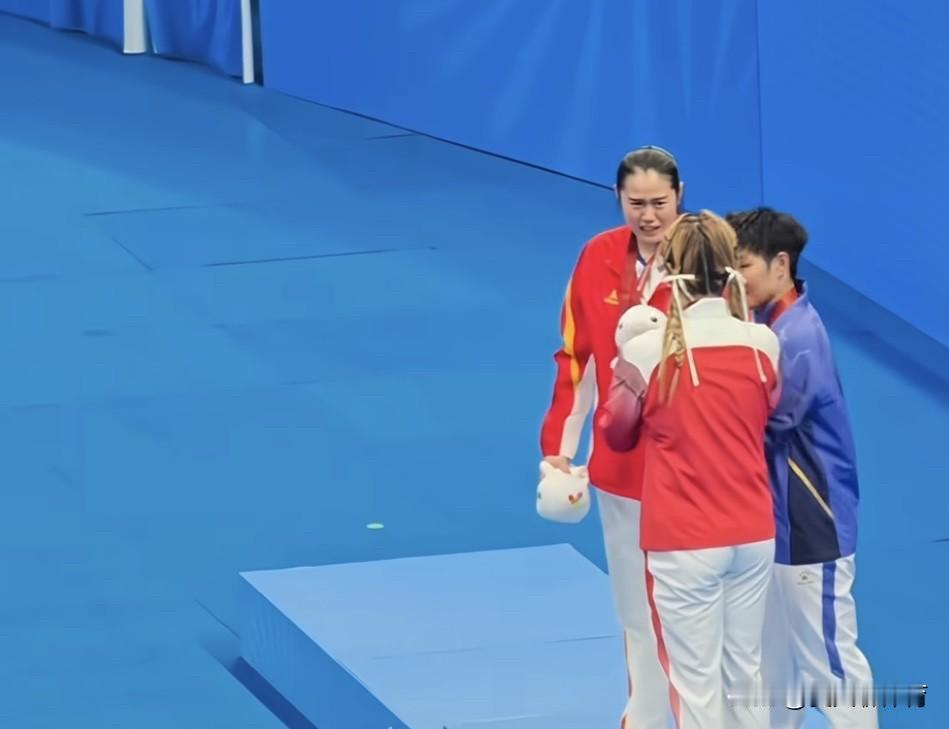 贾一凡、黄东萍、郑雨哭成了泪人[哭哭]全运会羽毛球女双决赛颁奖典礼上，贾一凡、郑