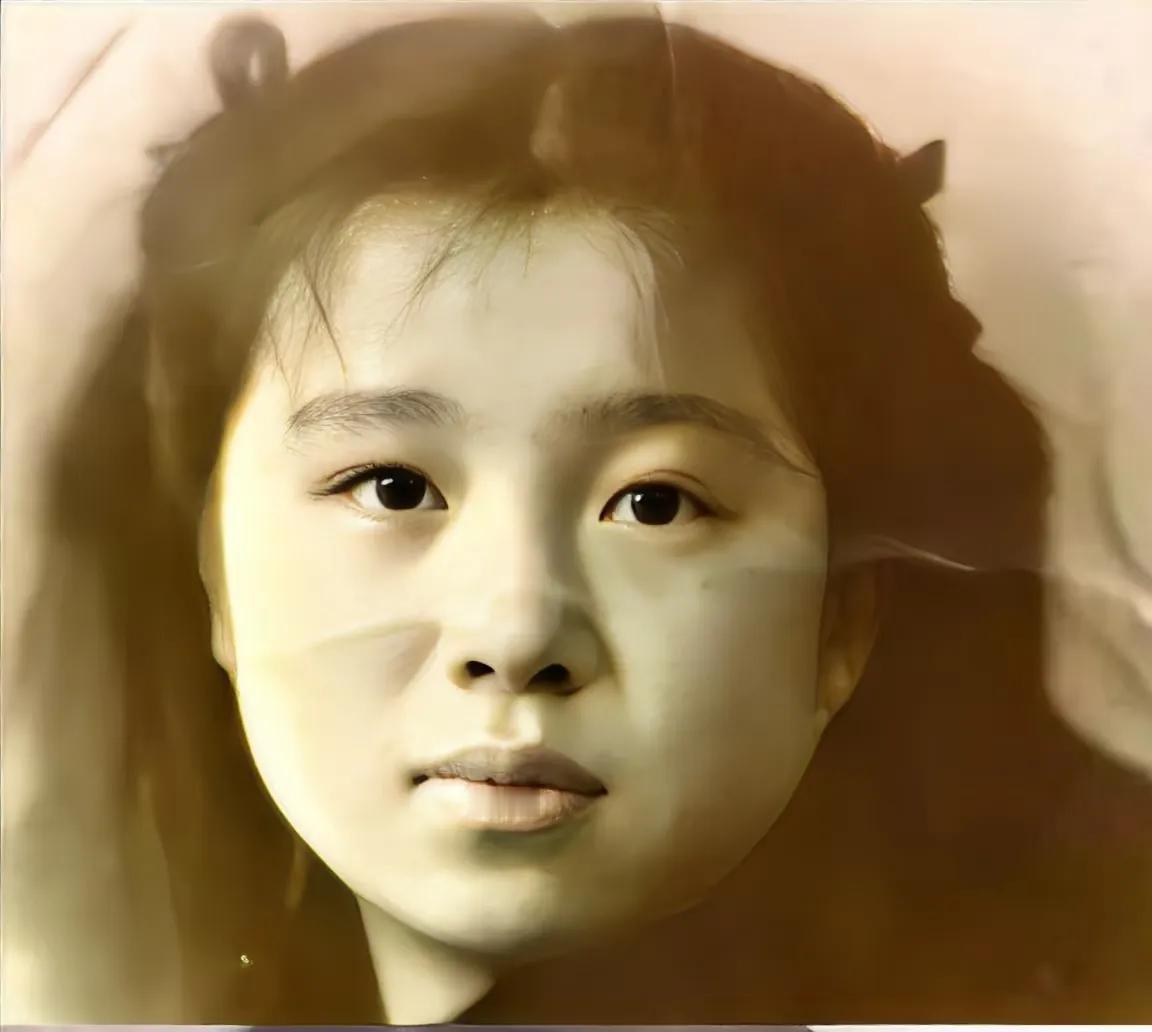 60年代，演员李明启年轻时，一张罕见的留影，她因在《还珠格格》中饰演容嬷嬷而被大