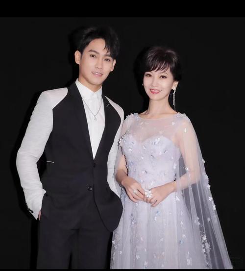 赵雅芝一生走过两段婚姻。21岁时她嫁给医生黄汉伟，诞下两个儿子，却因事业理念分歧