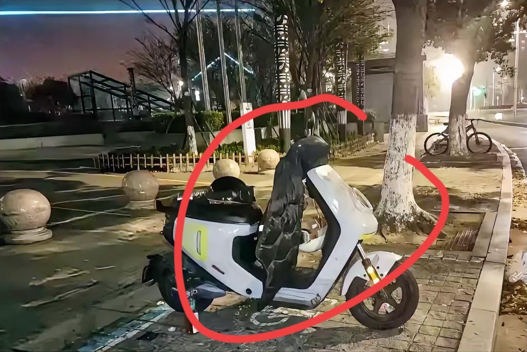 看到张雪峰老师员工的这个举动心里真挺不是滋味的。原本那辆电动车都已经被彻