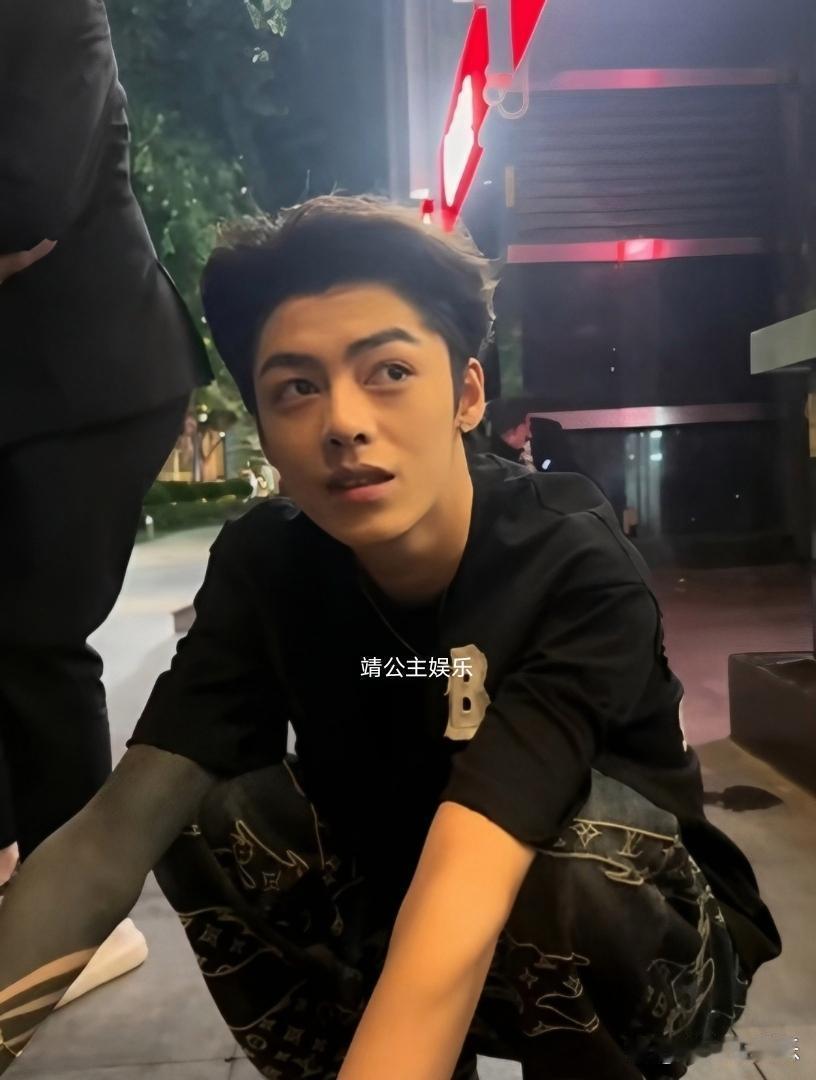 韦雪的新男友，号称淮海陈冠希，剑眉星目高鼻梁，长得确实挺帅，侧脸看起来真得很像年轻时的陈冠希，很有明