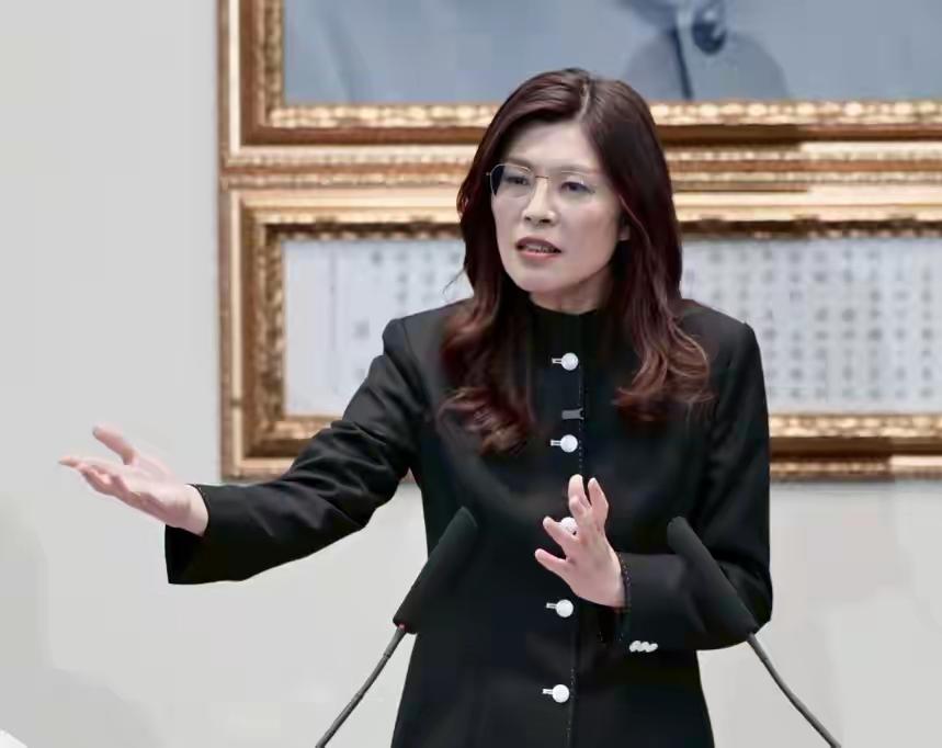 郑丽文可能玩砸了！想在中美之间玩“骑墙”牟利这套把戏，太高估自己！郑丽文的政治