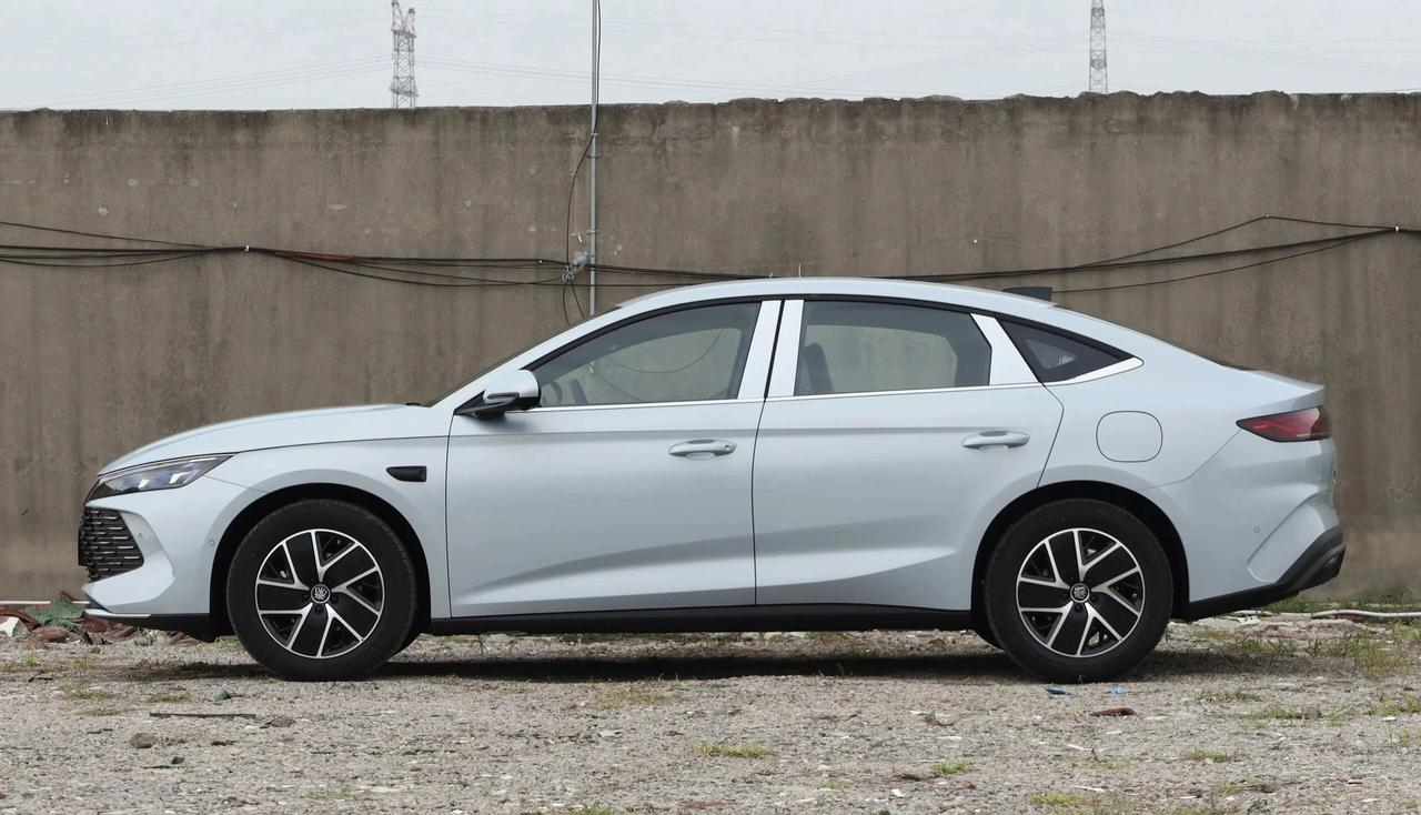 7.98万起，2026款秦PLUSDM-i上市，银河A7/日产N6慌不慌？1月