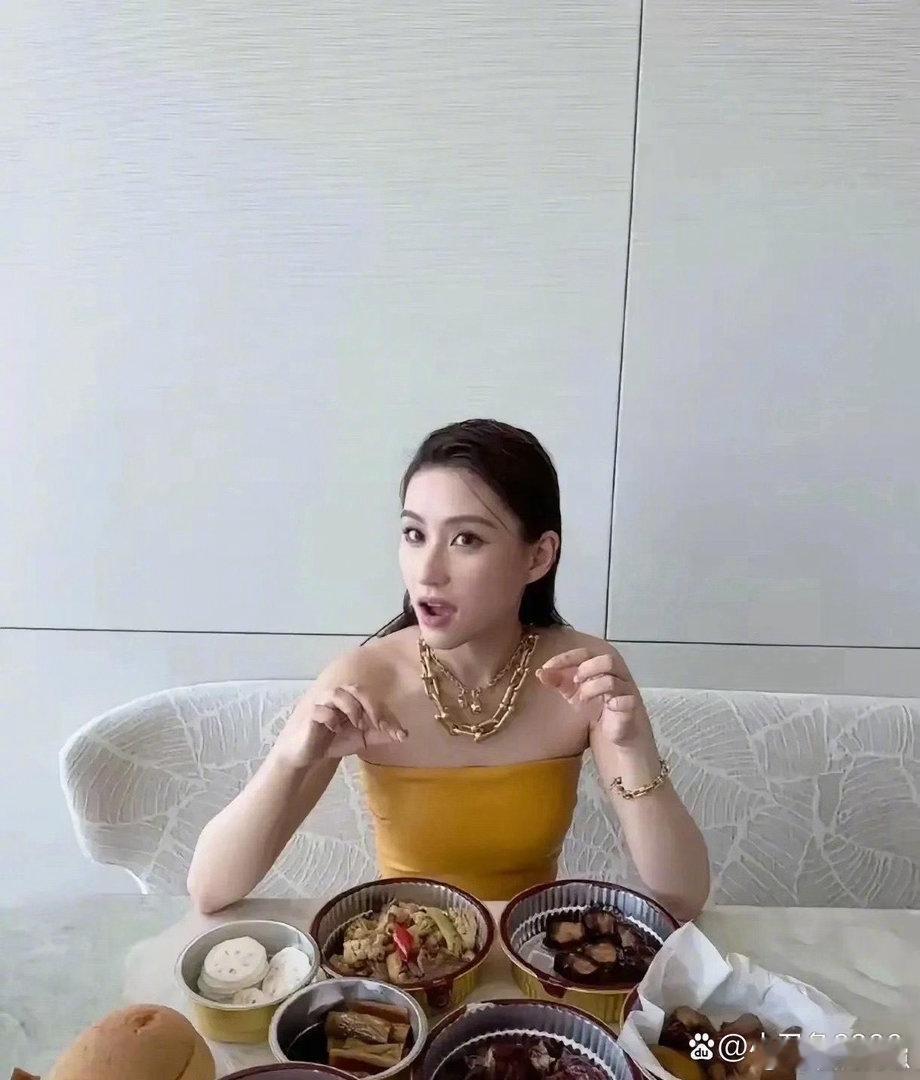 翻看何超莲精致的下午茶日常，才真切感慨，富足生活的质感，真的超乎普通人的想象。