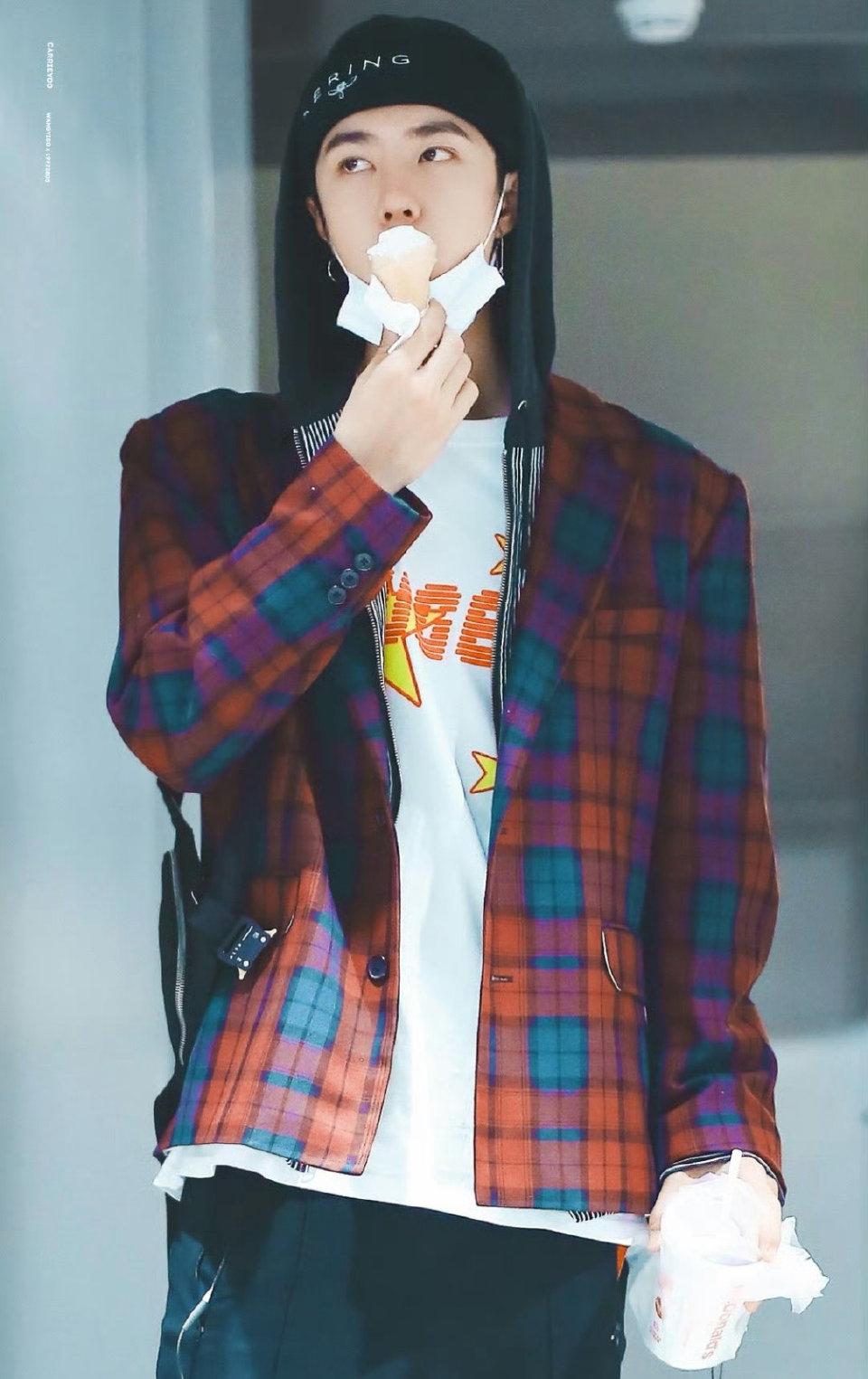 哈哈哈哈哈，王一博你粉丝咋这样呢，夺笋[笑着哭][笑着哭][捂脸哭]“今天是王一博上