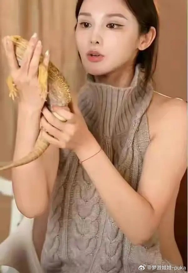 彭小苒这件事，真不能怪团队，机位和造型师。这衣服啥情况，她自己比任何人都清楚，弹幕上粉丝苦口婆心的劝