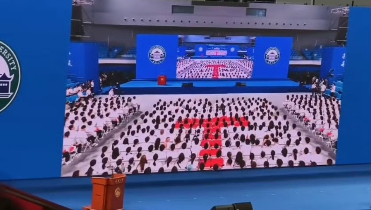 白色座椅贴红色标签引发误读为什么每次都是被人误解你呢？真的就没有反思过到底是不是