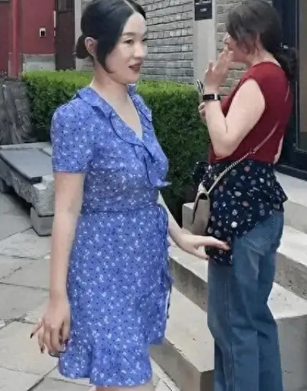 霍思燕被偶遇，45岁状态引热议，郊区惬意生活大揭秘