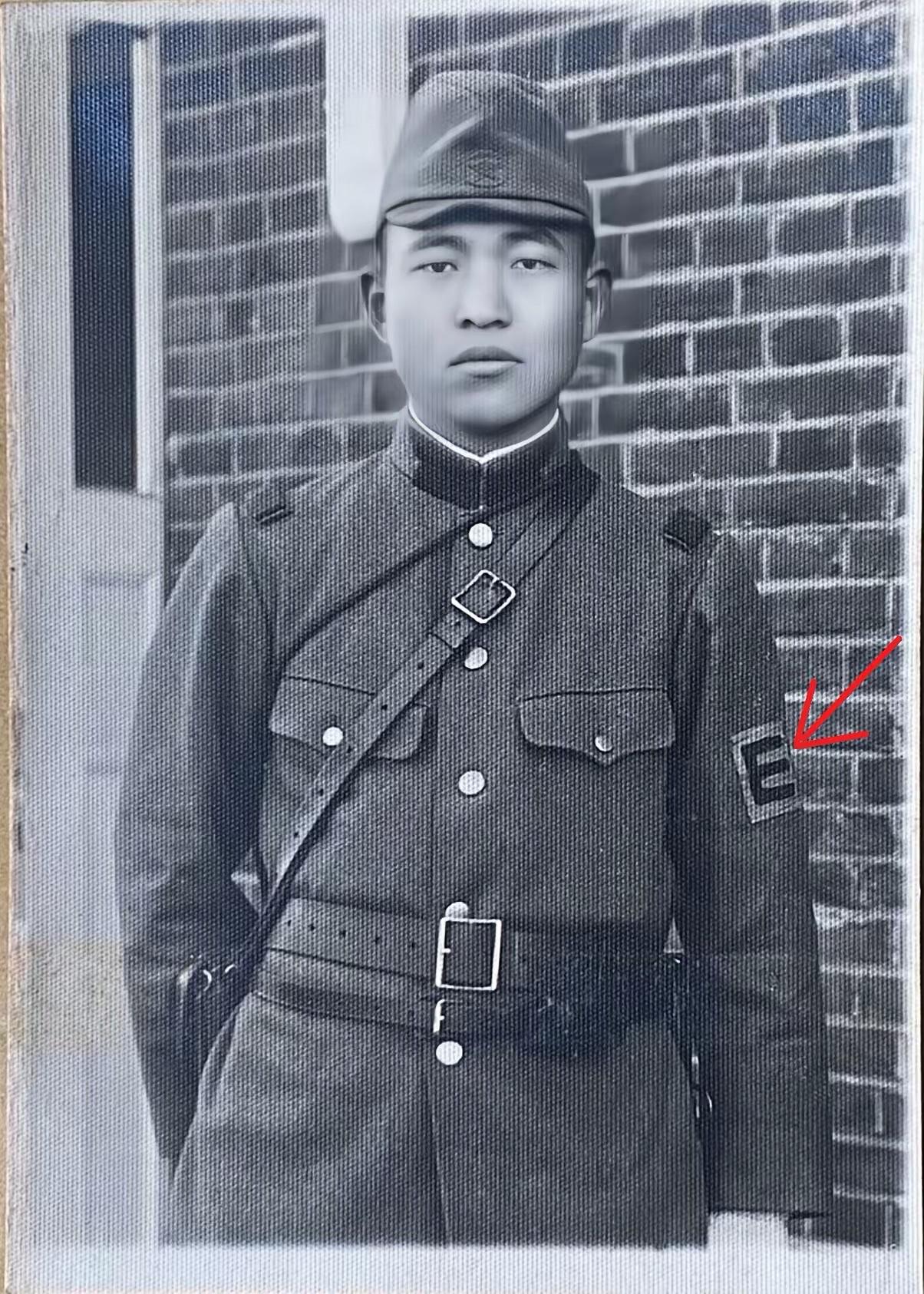 这是摄影师拍摄到的一位奇怪的日军士兵。为什么说它奇怪？你看这个日军士兵身穿正式军