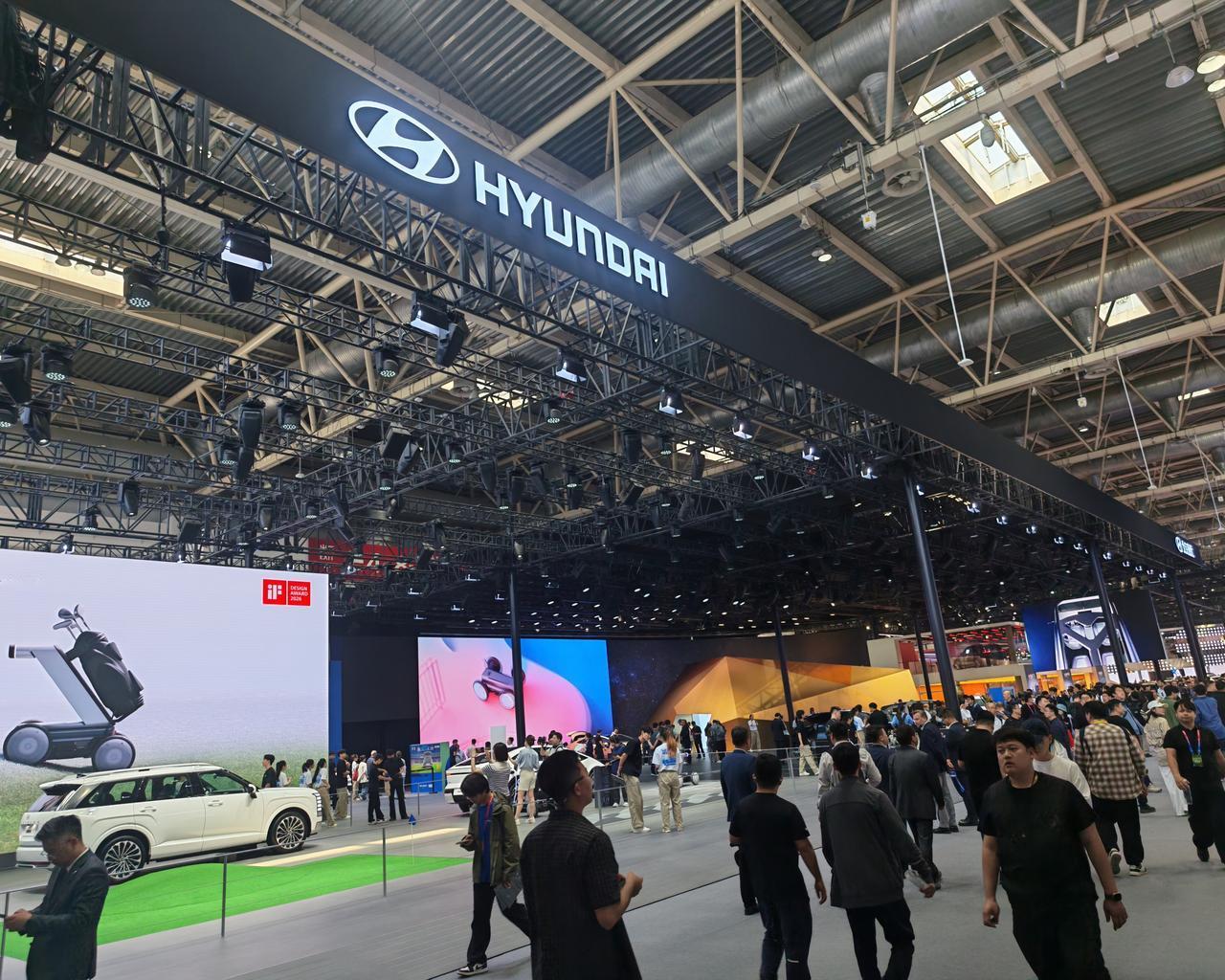 现代的展厅，面积很大。​​也很空。​​想起03年的花生灯的五代北现索纳塔