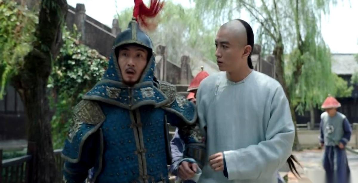 刚成婚的夫妇，一身大红喜服，跪在了另一个男人面前。新郎官说，兄弟，我们俩口子，