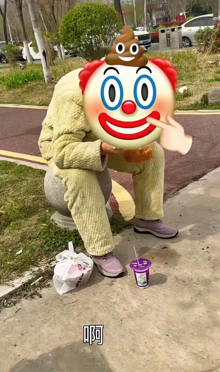 老大妈偷外卖，直接原地开吃，女大学生取餐时懵了。事发新乡市，两名女大学生得餐刚