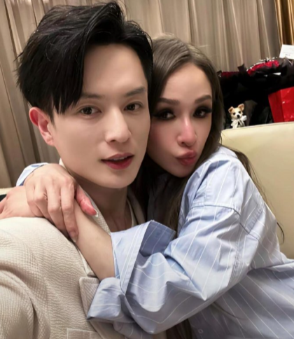 萧亚轩和两个朋友一起跨年。​​​