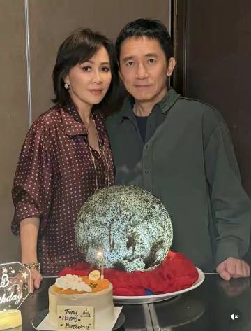 梁朝伟素颜过64岁生日，刘嘉玲晒夫妻合照，结婚18年没孩子仍恩爱