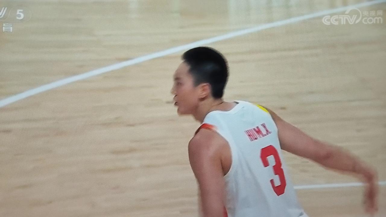 中国队对约旦队的比赛开始了。第一节中国队开场连拿17分。打了一个17:0。但是