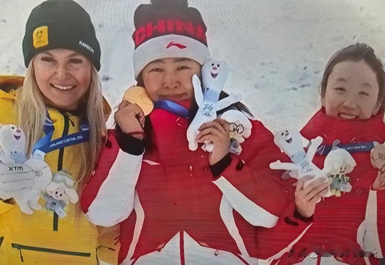 肢体语言真的不会骗人，徐梦桃在比分出来后，本想找队友庆祝，无奈队友没理她，一心只