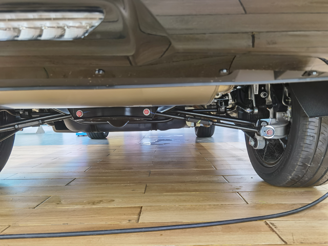 看宋PLUS-DMI底盘有感宋PLUS-DMI可能是为了尽快上市，直接套用的宋