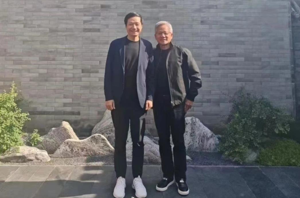 黄仁勋到国内后，使劲蹭雷军的热度，又是不断的与雷军合影拍照，又是称想买一辆小米汽