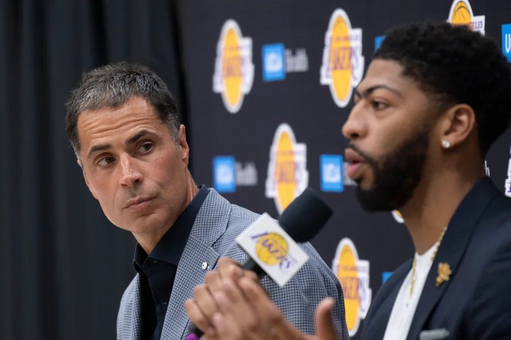 据报道，湖人和浓眉在他们共同效力的最后一个赛季中关系并不融洽：湖人对戴维斯状态不