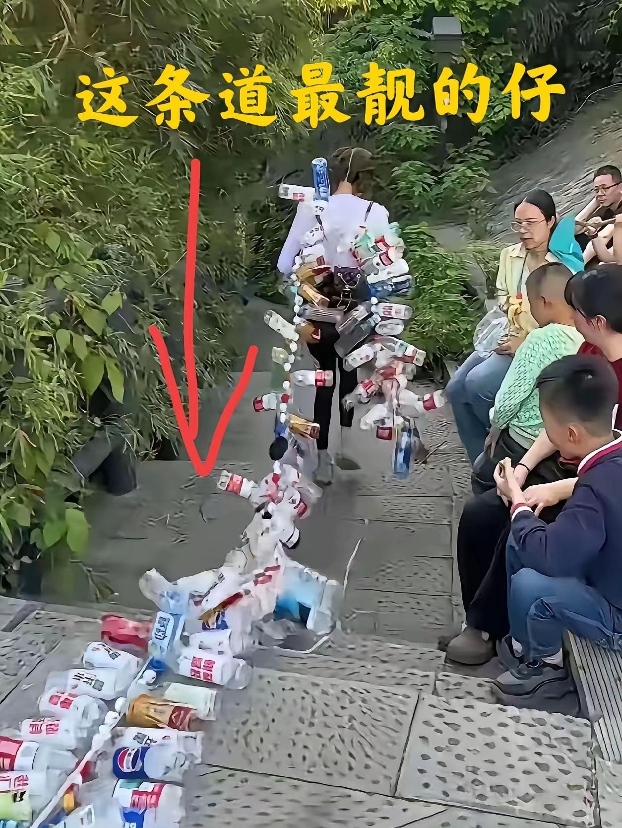 近日，一位90后爬山女孩的视频，凭一己之力温暖了全网，这才是普通人最耀眼的模样。