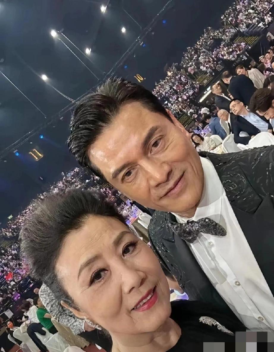 吕良伟逆生长神话？无滤镜镜头拍出手背每道皱纹。他清晨五点系紧跑鞋，气功一练三