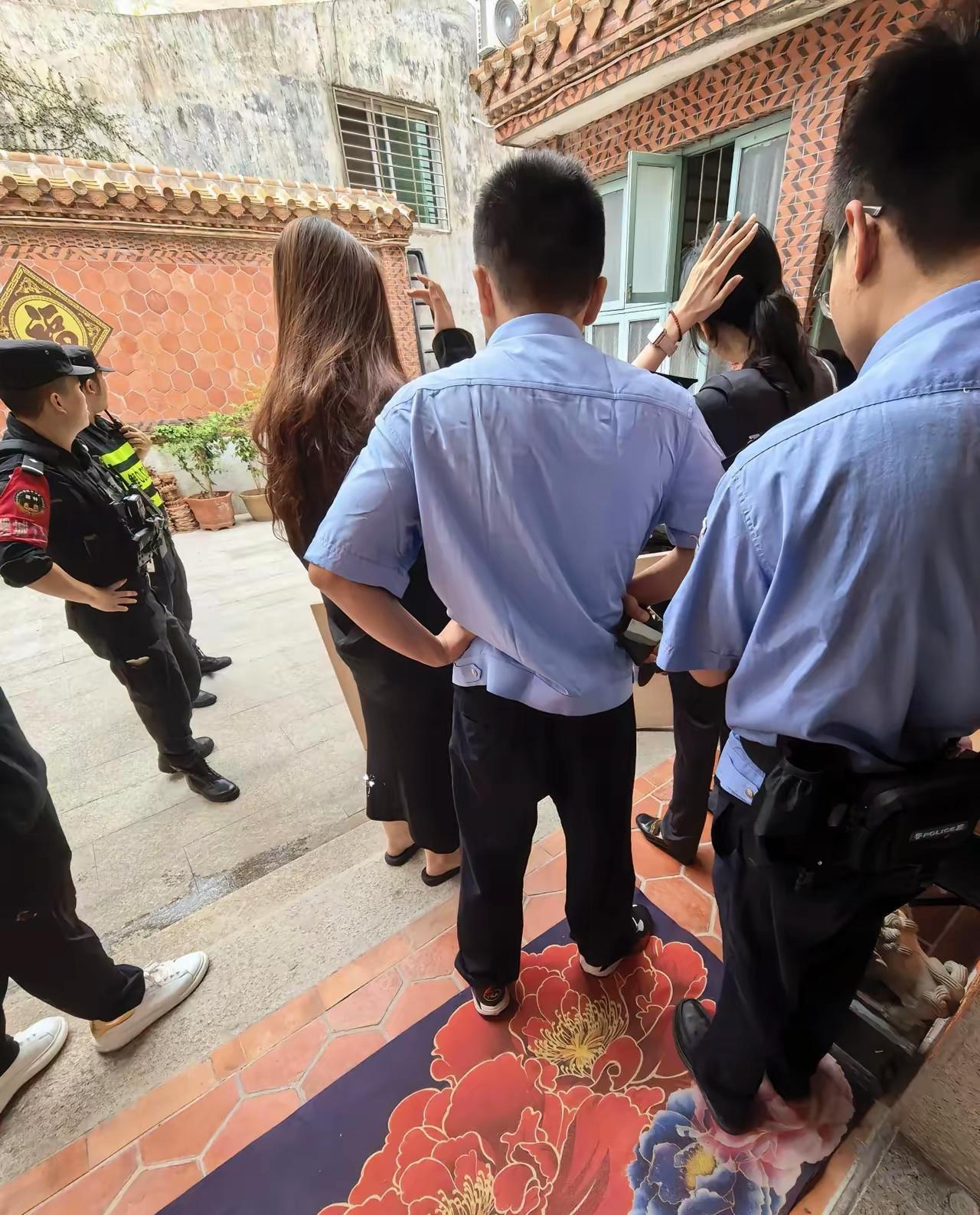 十年前我弟出轨对门媳妇，害得人家扔下三个孩子跑了。十年后，那男人天天翻我家院墙