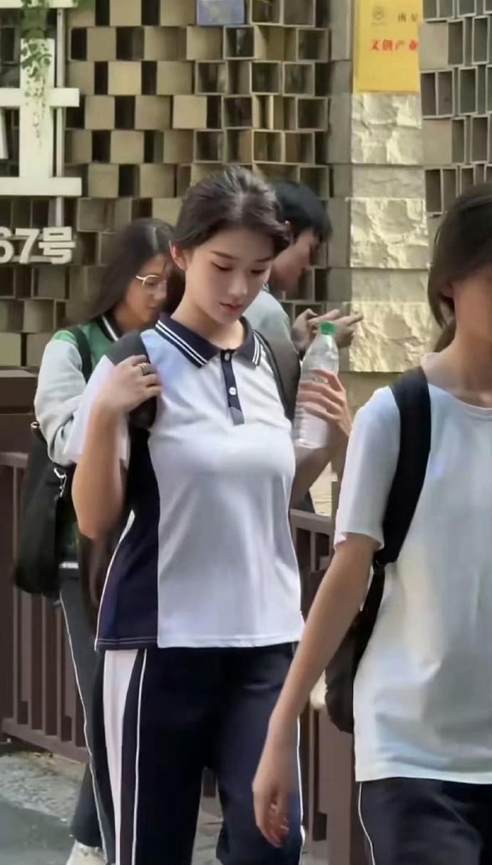 都这样了还演高中生啊？​​​​​