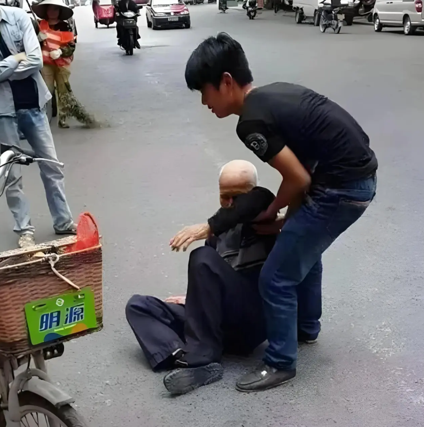 “下次还敢讹人吗！”江苏南京，男子看到老人摔倒受伤，他打开记录仪和手机录像，把老