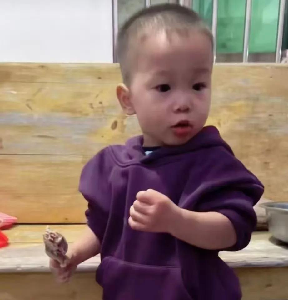 这个宝宝是广东湛江徐闻人叫何浩茗，年龄才一岁半，事发当天跟着妈妈去外婆家拜年，没