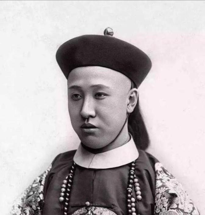 1950年，67岁的清朝摄政王载沣，以90万斤小米的价格，卖掉了醇亲王府。四儿子