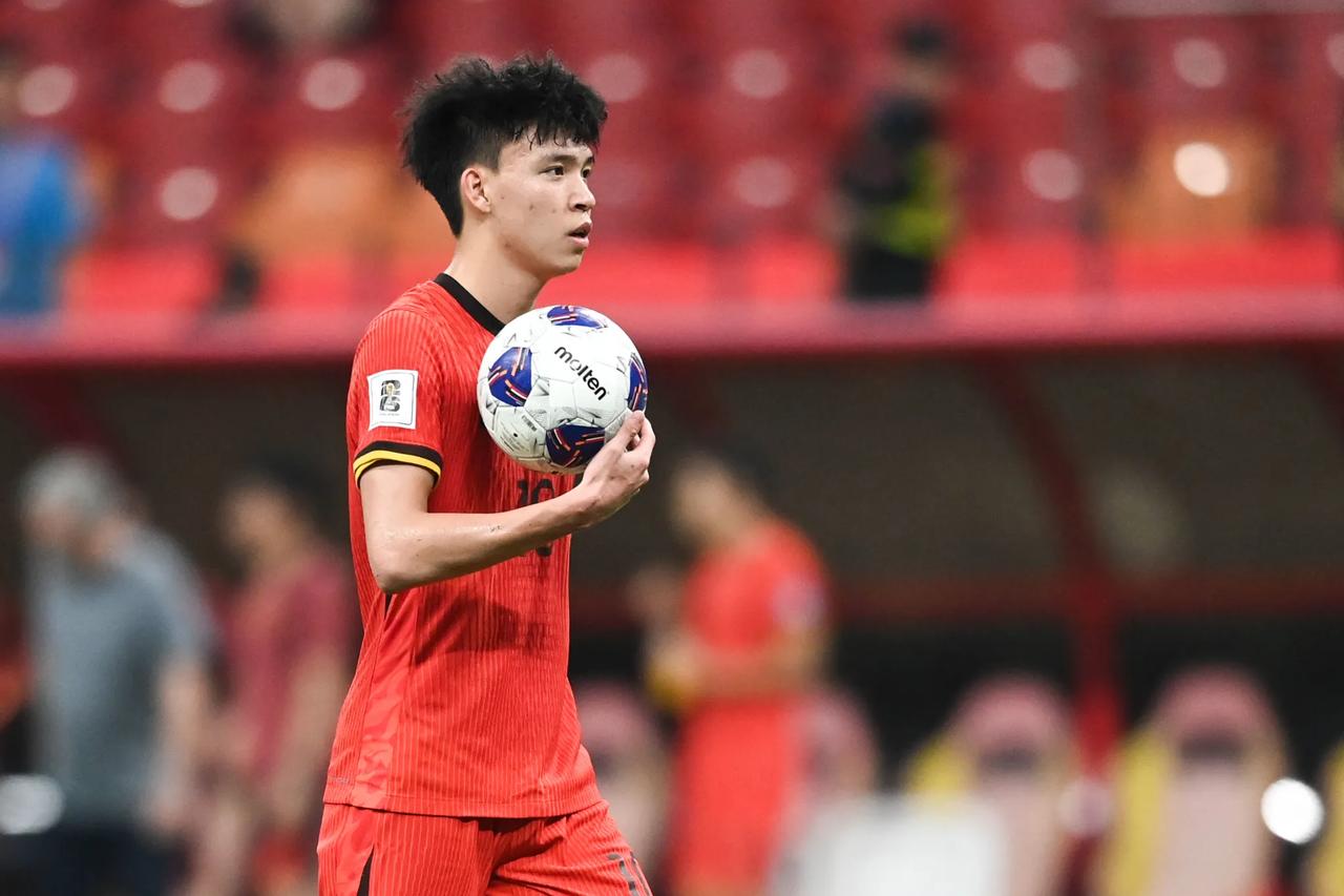 年轻球员的隐忧：王钰栋一年60场，膝盖已劳损，还要继续“榨干”他吗