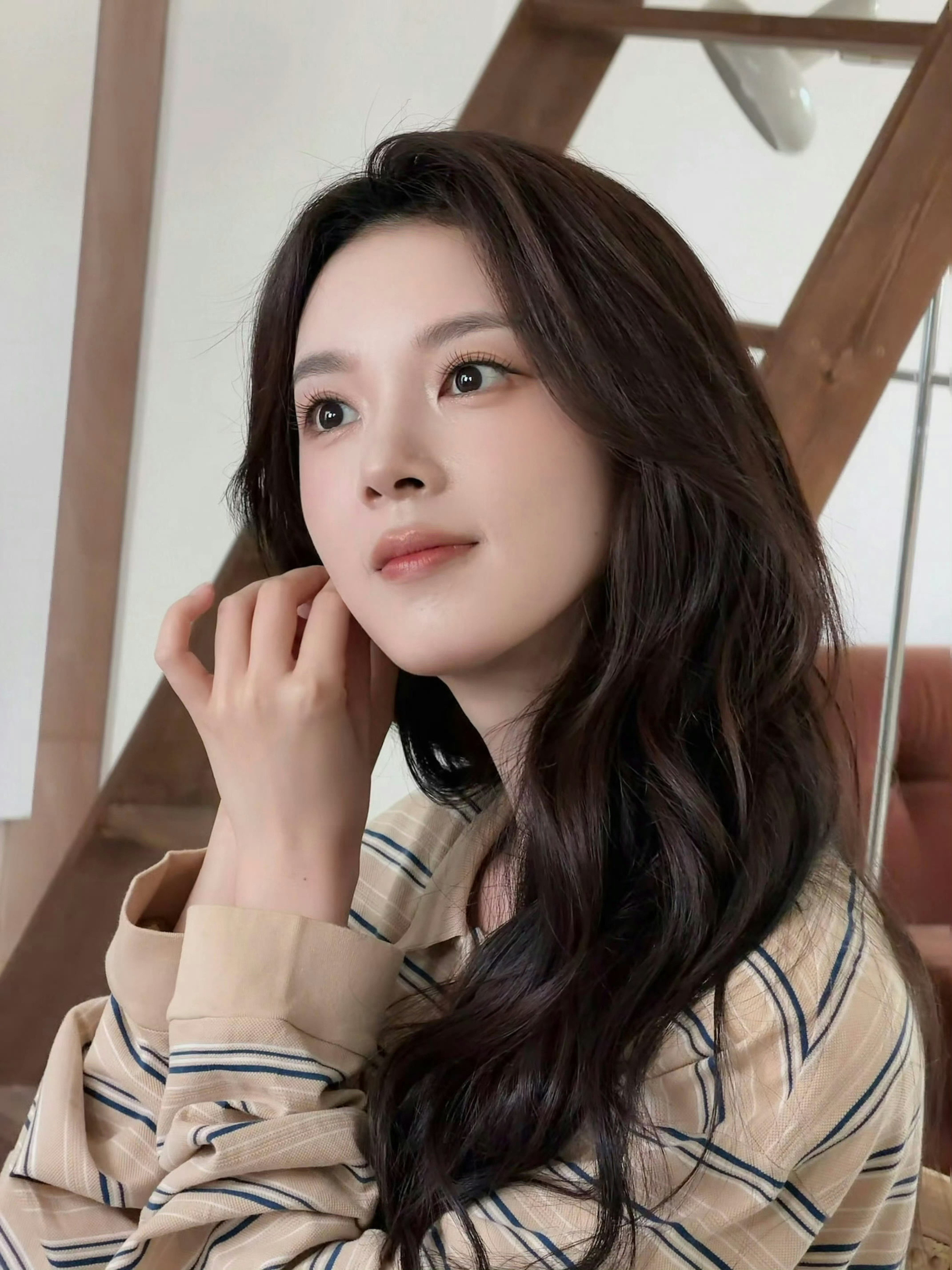 谁又惹陈瑶开心了谁哄到瑶妹了？九宫格直接砸出来，衣服干干净净没花活，就靠脸和腿说