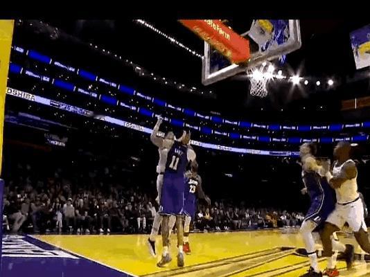 老詹真是看淡这一切了。场上一团乱麻，邓恩推了东契奇，东契奇又撞在专注抢球