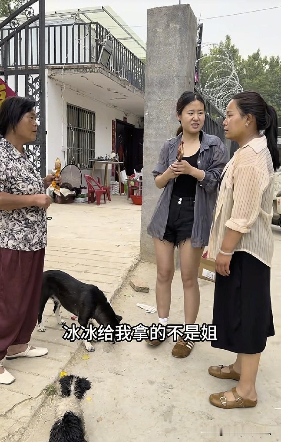小故事！老壳子她吃到上了，李佳买的鸭腿了，老壳子她趁李佳不在家的