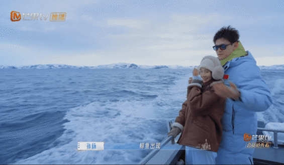孙杨孙杨张豆豆甜度超标了靠着美景互相倾诉心意，平淡的告白却有着直击人心的甜蜜。